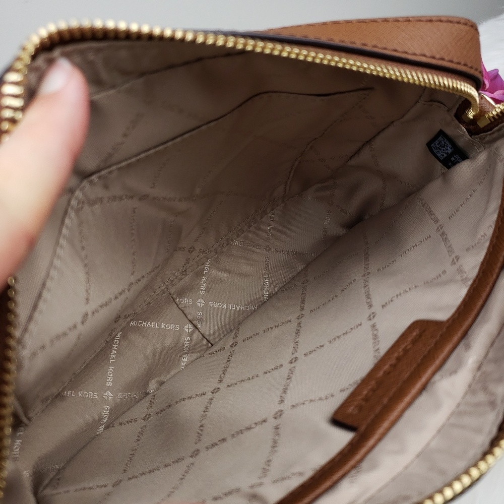 🌺NWT Michael Kors LG EW crossbody bag Vanilla MK - Picture 4 of 6